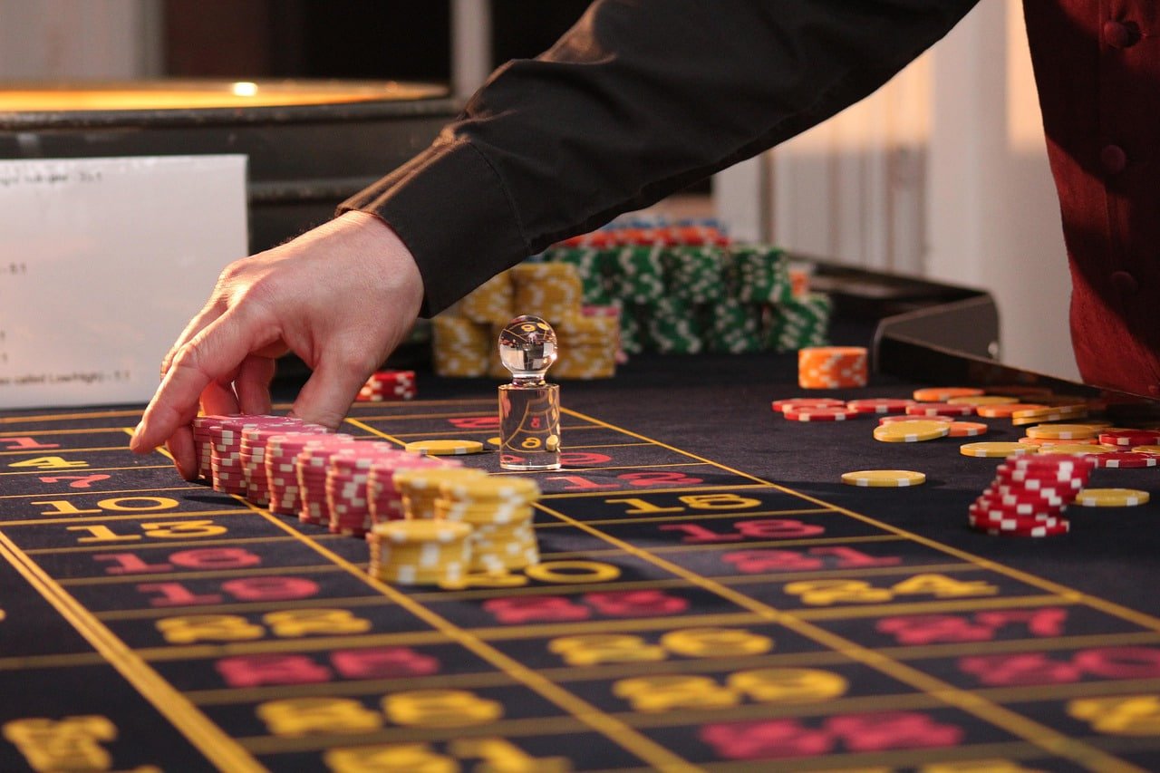Casino ဂိမ်းလော်ဘီ ကဏ္ဍ — ကတ်ဂိ မ်းနှင့် table games